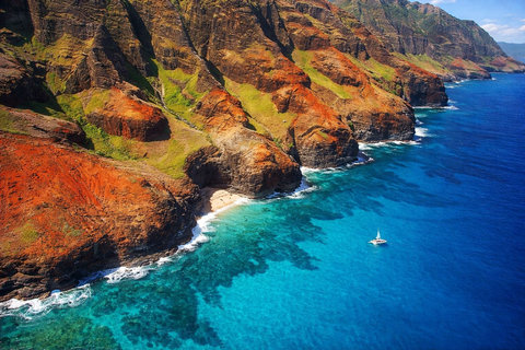 The sea cliffs and turquoise ocean on the Na Pali Coast